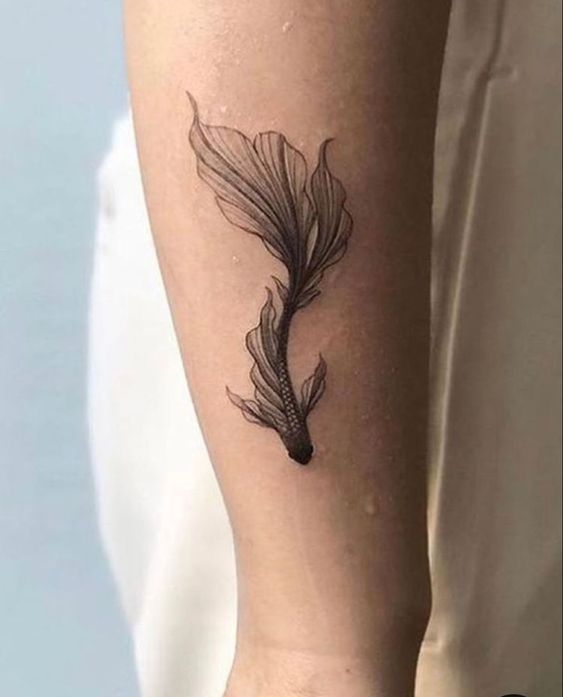 Hình xăm cá trên cánh tay, phong cách blackwork, chi tiết tinh tế, ảnh HD.