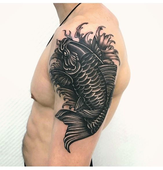 hinh-xam-ca-chep-den-trang-bap-tay Hình xăm cá chép blackwork trên bắp tay, chi tiết rõ nét, phong cách cổ điển, độ phân giải HD.