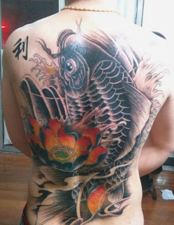 Hình xăm cá chép và hoa sen trên lưng, phong cách cổ điển, chi tiết cao, độ phân giải HD.