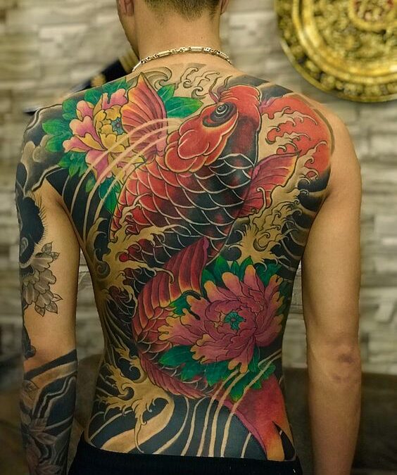 Ấn tượng với hình xăm cá chép đỏ cùng hoa mẫu đơn hồng kín lưng Hình xăm cá chép màu sắc ở lưng, phong cách cổ điển, chi tiết cao, độ phân giải HD.