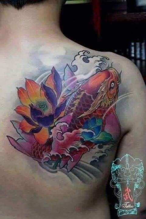 Hình xăm cá chép và hoa sen trên lưng, phong cách màu sắc, chi tiết cao, độ phân giải HD.