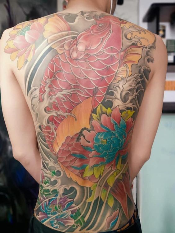 Ấn tượng với hình xăm cá chép đỏ cùng hoa mẫu đơn và hoa sen phủ kín lưng Hình xăm cá chép và hoa sen kín lưng, phong cách màu sắc chi tiết, độ phân giải HD.