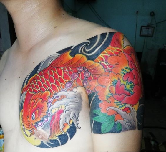 hình xăm cá chép đỏ ngậm chuỗi ngọc kết hợp họa tiết hoa mẫu đơn vắt vai Hình xăm cá chép màu sắc trên vai, phong cách truyền thống, độ chi tiết cao, ảnh HD.