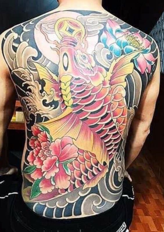Hình xăm cá chép đỏ ngậm đồng tiền kết hợp hoa mẫu đơn hồng phủ kín lưng Hình xăm cá chép sắc màu rực rỡ trên lưng, phong cách truyền thống Nhật Bản, chi tiết tinh xảo, chất lượng HD.