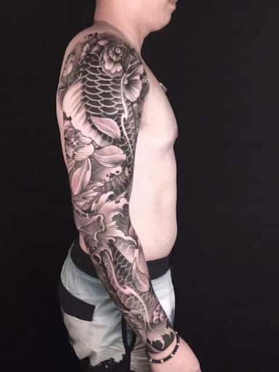 hinh-xam-ca-chep-full-tay-trang-den Hình xăm rồng hoa chi tiết trên cánh tay, phong cách blackwork, hình ảnh HD.