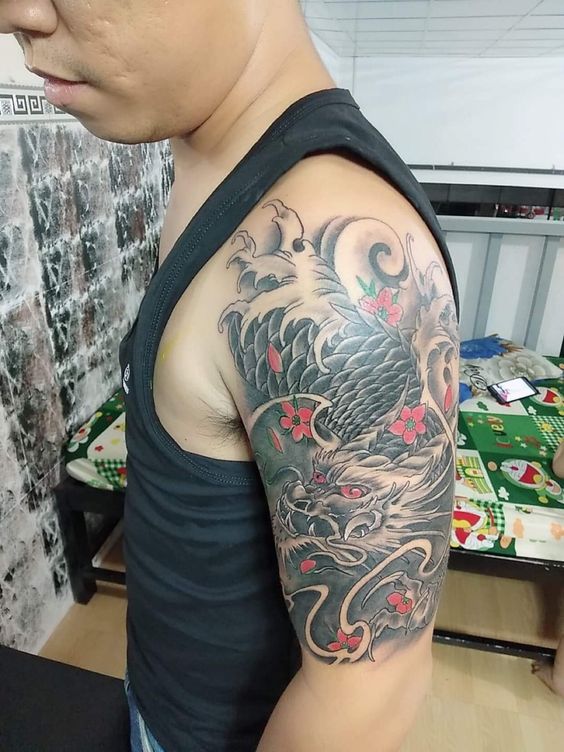 Hình xăm rồng chi tiết trên vai, phong cách cổ điển, sắc màu, ảnh HD.