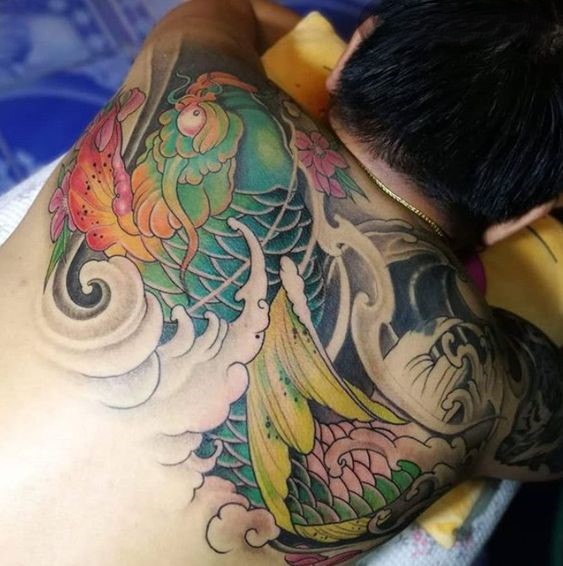Hình xăm cá chép rực rỡ trên lưng, phong cách màu sắc sặc sỡ, chi tiết, độ phân giải HD.