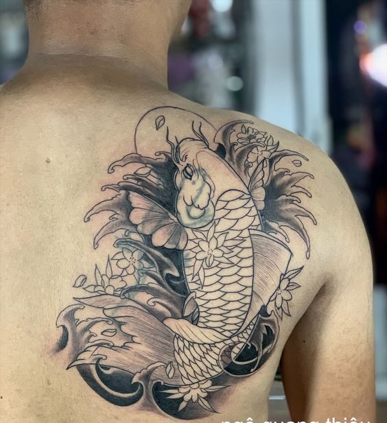 Hình xăm cá chép kết hợp họa tiết hoa và nước cuốn hút nhưng đơn giản Hình xăm cá chép trên lưng, phong cách blackwork, chi tiết rõ nét, độ phân giải cao.