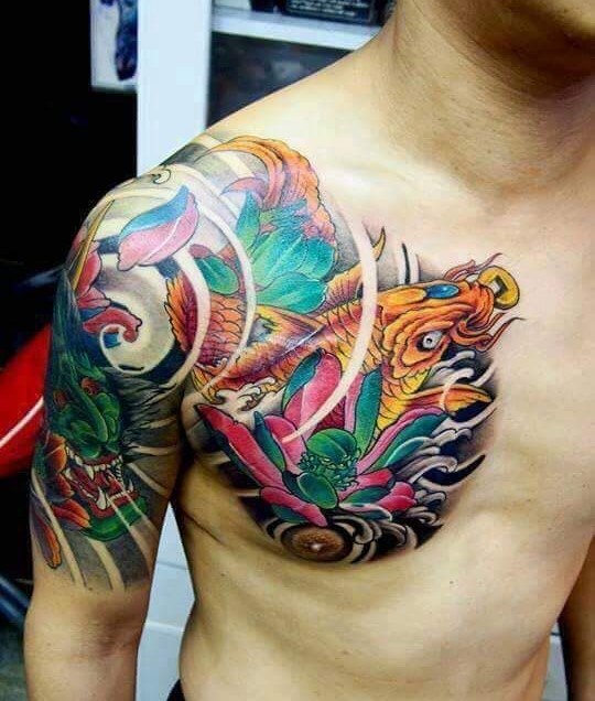 Hình xăm cá chép màu sắc trên vai và ngực, phong cách cổ điển chi tiết. Ảnh chất lượng HD.