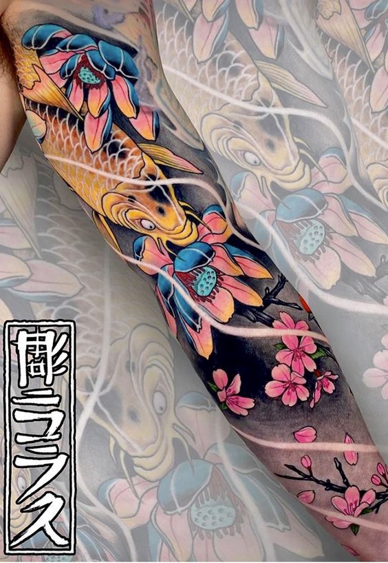 hinh-xam-ca-chep-kin-tay-ket-hop-hoa-sen-tao-may-man Hình xăm cá chép và hoa sakura trên cánh tay, phong cách màu sắc tươi sáng, độ chi tiết cao, chất lượng HD.