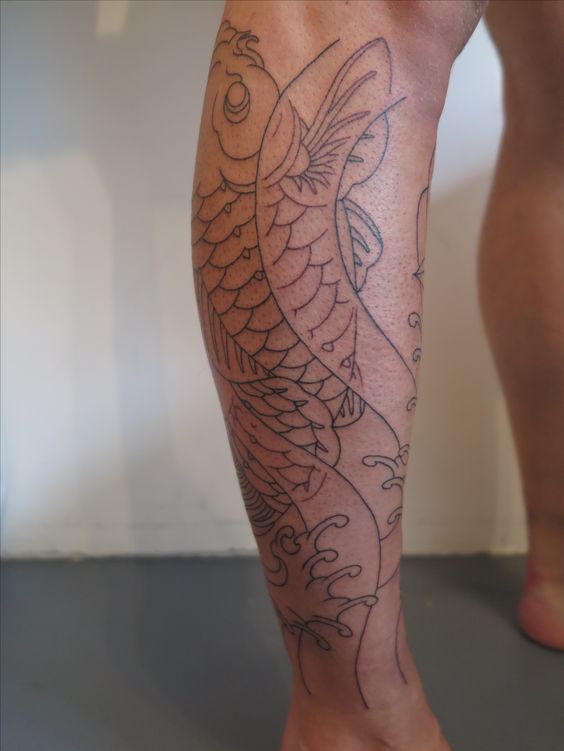 Hình xăm cá chép trắng tinh tế ở bắp chân Hình xăm cá chép phong cách blackwork trên bắp chân, chi tiết rõ nét, ảnh HD.