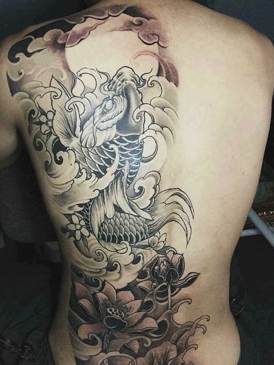 Hình xăm cá chép phong cách blackwork trên lưng, chi tiết tinh xảo, ảnh HD.