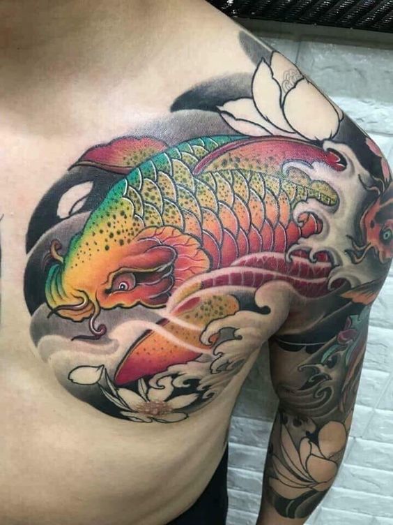 Hình xăm cá chép trải dài từ ngực đến vai cho khách hàng Hình xăm cá chép nhiều màu trên vai và ngực, phong cách cổ điển, chi tiết rõ nét, ảnh HD.