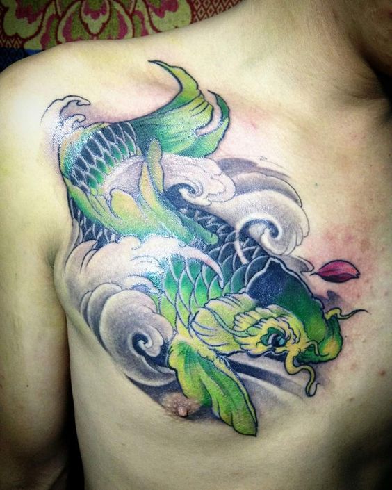 Hình xăm cá chép ở ngực màu xanh lá Hình xăm cá chép màu sắc, phong cách truyền thống, vị trí ngực, chi tiết rõ nét, độ phân giải HD.