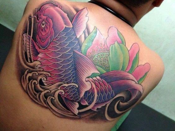 Hình xăm cá chép màu sắc trên lưng, phong cách truyền thống, chi tiết rõ nét, độ phân giải HD.