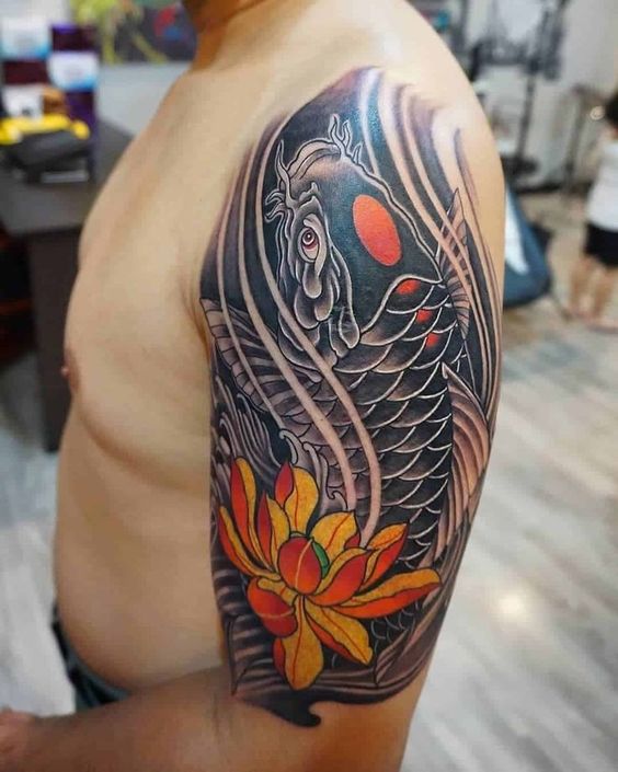 Hình xăm cá chép và hoa sen trên vai, phong cách cổ điển, chi tiết rõ nét, ảnh độ phân giải HD.