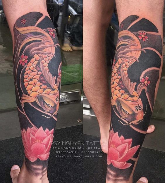 Hình xăm cá chép và hoa sen trên bắp chân, phong cách màu sắc chi tiết, độ phân giải cao.