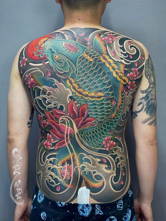 Hình xăm cá chép kín lưng phong cách Nhật Bản, màu sắc chi tiết, độ phân giải HD.