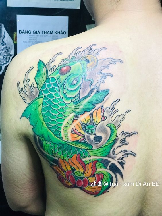 Hình xăm cá chép màu sắc ở vai, phong cách truyền thống, chi tiết cao, ảnh HD.