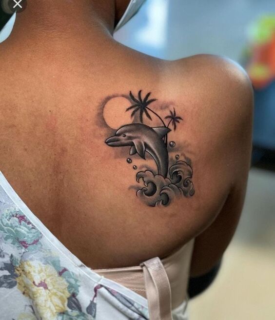 Hình xăm cá heo ở bả vai Hình xăm cá heo trên vai, phong cách blackwork, chi tiết tinh tế, chất lượng HD.