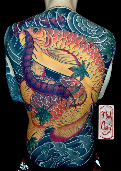 hình xăm cá rồng ăn mồi kín lưng cực chất Hình xăm cá chép kín lưng, phong cách màu sắc, chi tiết tinh xảo, độ phân giải HD.