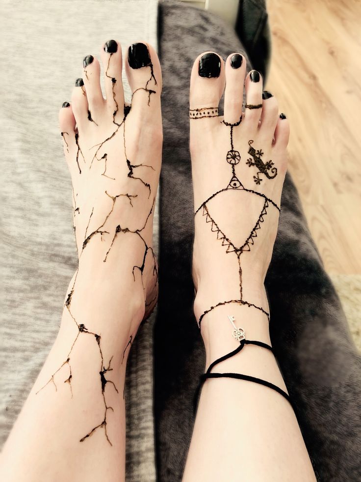 Hình xăm henna hình học trên chân, phong cách chi tiết, độ phân giải HD.