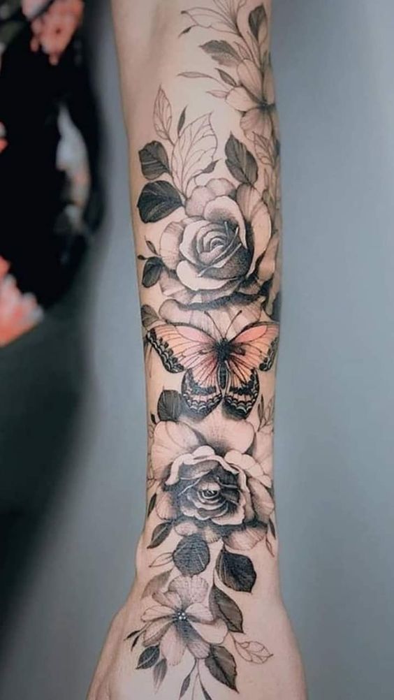 Hình xăm hoa hồng và bướm trên cánh tay, phong cách blackwork, chi tiết cao, ảnh HD.