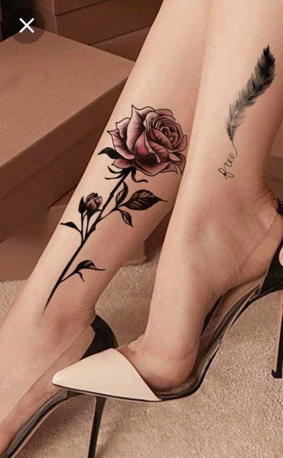 Hình xăm cành hoa hồng lung linh ở chân cho nữ Hình xăm hoa hồng và lông vũ trên chân, phong cách blackwork, chi tiết, ảnh chất lượng HD.