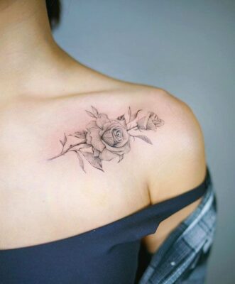 Đơn giản mà tinh tế - Hình xăm cành hoa hồng một màu Hình xăm hoa hồng blackwork trên vai, phong cách tinh tế, ảnh HD.