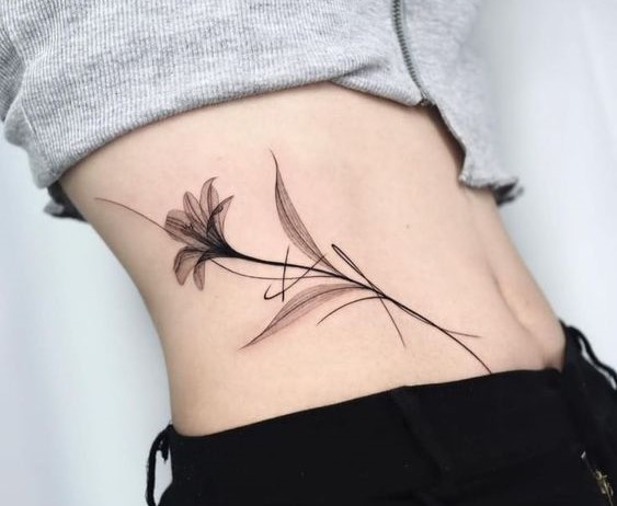 Hình xăm hoa trên eo, phong cách blackwork tinh tế, ảnh HD chi tiết.