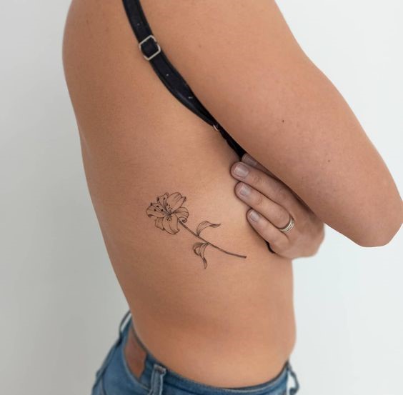 Hình xăm hoa trên sườn, phong cách blackwork đơn giản, độ phân giải HD.