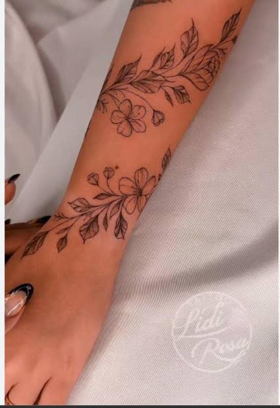 Hình xăm hoa cổ tay phong cách blackwork, chi tiết rõ nét, độ phân giải HD.