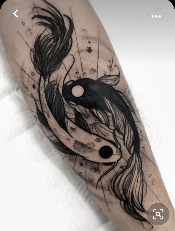 Hình xăm cá chép phong cách blackwork trên cánh tay, chi tiết tinh xảo, ảnh chất lượng HD.