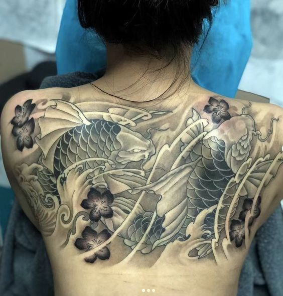 Hình xăm cá chép kín lưng phong cách Nhật Bản, chi tiết sắc nét, độ phân giải HD.