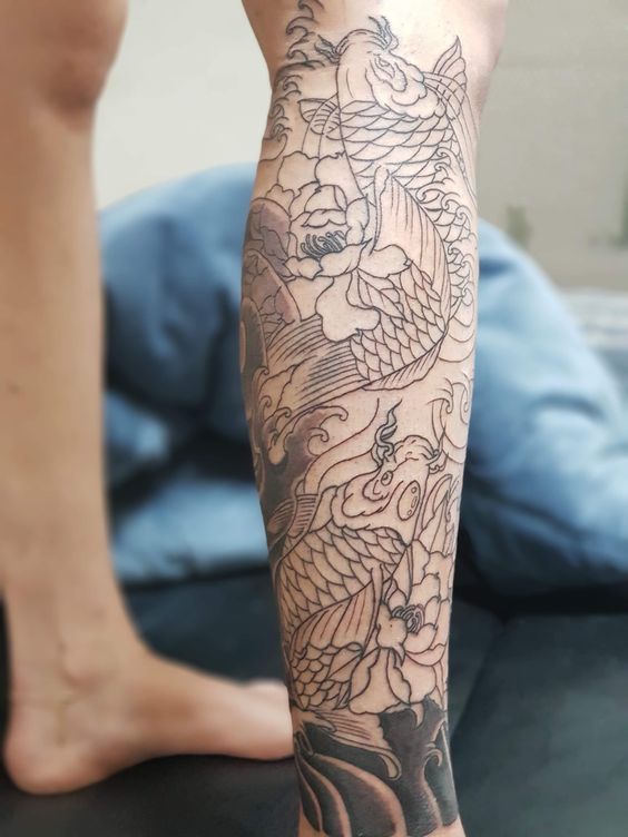 Hình xăm cặp cá chép và hoa đen trắng đơn giản Hình xăm cá chép blackwork trên chân, phong cách cổ điển, chi tiết cao, độ phân giải HD.