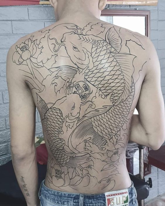 Hình xăm cặp cá chép ngậm đồng xu với hoa sen trên lưng Hình xăm cá chép nghệ thuật trên lưng, phong cách blackwork, chi tiết, ảnh HD.