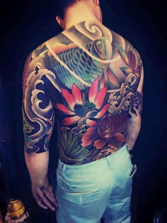 hình xăm cặp cá rồng kín lưng kết hợp hoa sen Hình xăm cá chép và hoa sen màu sắc chi tiết trên lưng, phong cách Nhật Bản, độ phân giải HD.