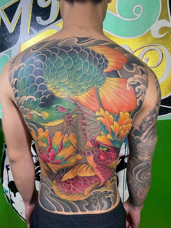 hình xăm cặp cá rồng tranh mồi kín lưng Hình xăm cá chép rực rỡ trên lưng, phong cách truyền thống Nhật Bản, độ chi tiết cao, ảnh HD.