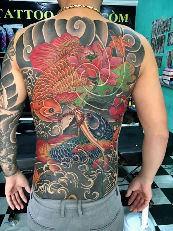 hình xăm cặp cá rồng tranh nhau rết Hình xăm cá chép màu sắc phong cách Nhật Bản trên lưng, chi tiết tinh xảo, ảnh HD.