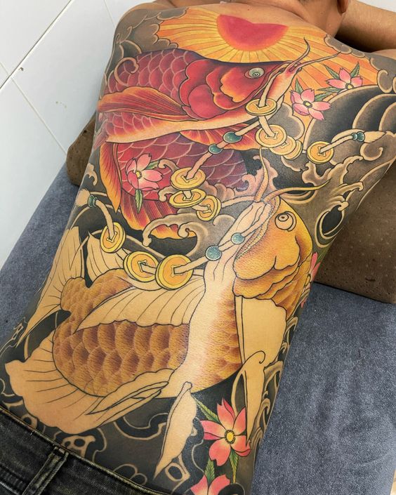 hình xăm cặp huyết long kín lưng cho khách Hình xăm cá chép màu sắc trên lưng, phong cách cổ điển, chi tiết sắc nét, độ phân giải HD.