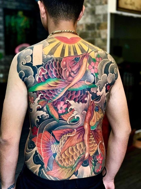 hình xăm cặp huyết long kín lưng Hình xăm cá chép màu sắc trên lưng, phong cách truyền thống, chi tiết cao, ảnh HD.