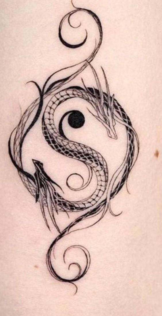 Hình xăm rồng phong cách blackwork trên tay, chi tiết sắc nét, độ phân giải HD.
