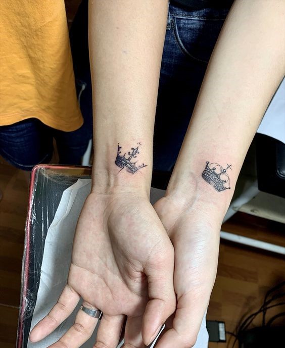 Hình xăm cặp vương miện với người yêu trên cổ tay Hình xăm vương miện mini trên cổ tay, phong cách blackwork, độ chi tiết cao, ảnh chất lượng HD.
