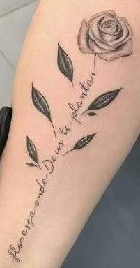 Hình xăm hoa hồng với chữ nghệ thuật trên tay, phong cách blackwork, chi tiết rõ nét, độ phân giải HD.