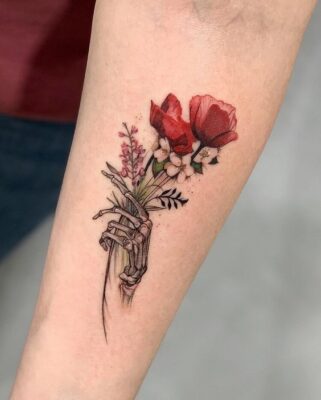 Hình xăm cây hoa hồng và bàn tay Hình xăm bó hoa trên cánh tay, phong cách màu nước, chi tiết sắc nét, độ phân giải HD.