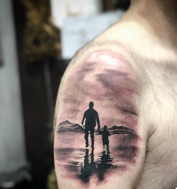 hình xăm cha và con gái cùng nhau bước đi Hình xăm cha con trên vai, phong cách blackwork, chi tiết cao, ảnh HD.