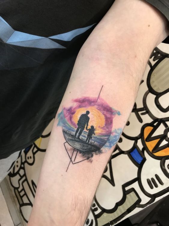 Unique and creative mini father-child tattoo Hình xăm cha con màu nước trên cánh tay, phong cách trừu tượng, độ chi tiết cao, ảnh HD.