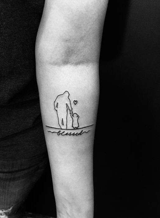 hình xăm cha con mini nhỏ nhắn và tinh tế Hình xăm mini trên tay, phong cách blackwork, hình người và chó, độ phân giải HD.