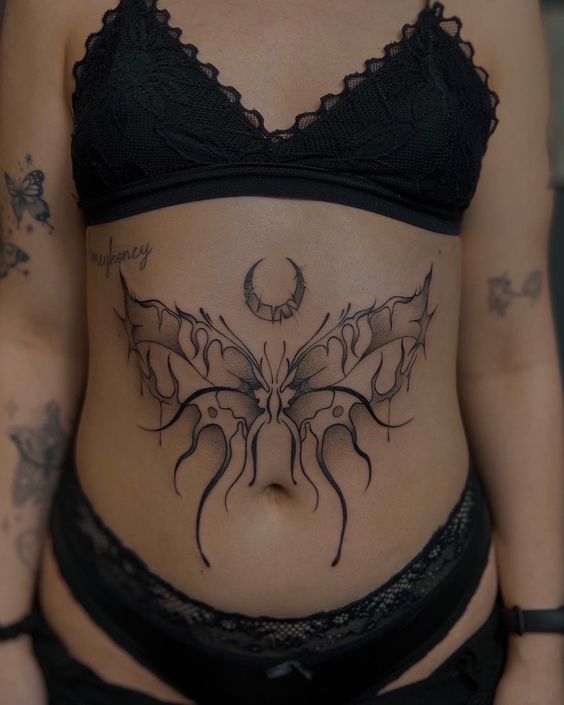 Hình xăm bướm phong cách blackwork trên bụng, chi tiết sắc nét, độ phân giải HD.