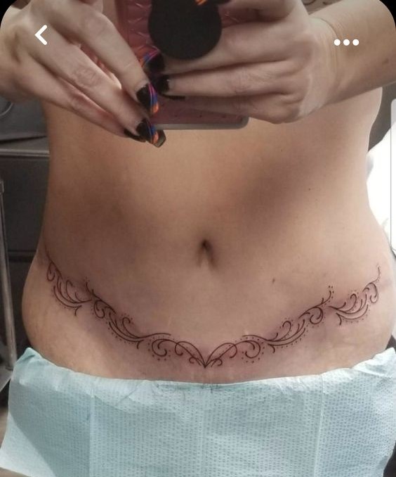 Hình xăm hoa văn trang trí ở bụng, phong cách blackwork, chi tiết tinh xảo, ảnh chất lượng HD.